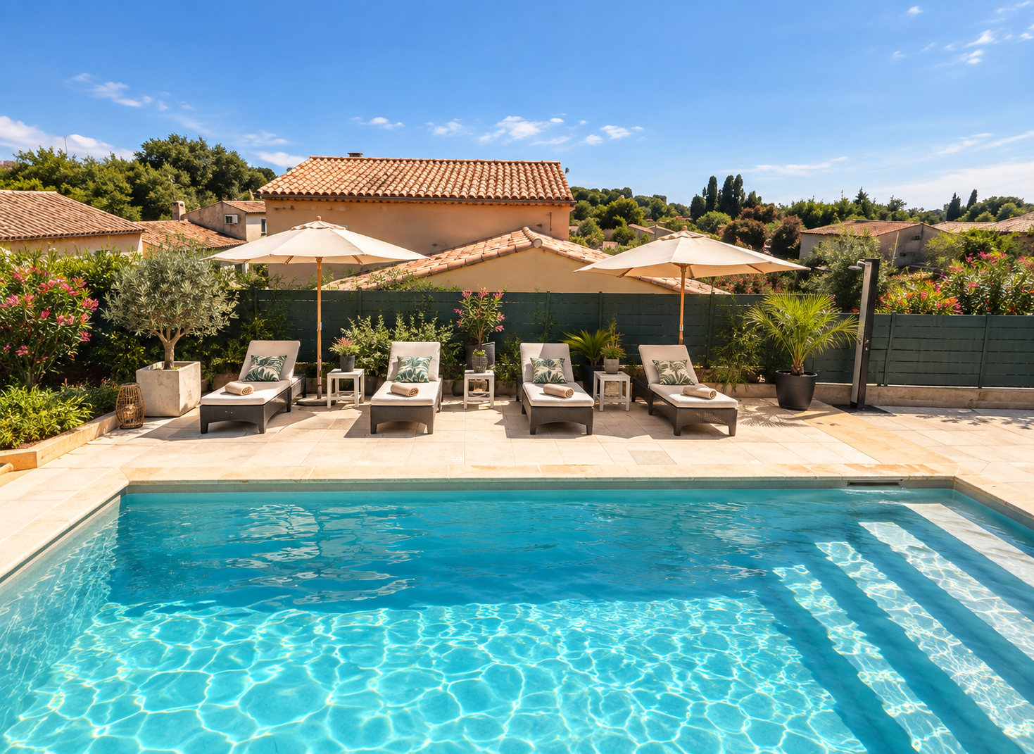 Villa avec piscine, terrasse et mobilier extérieur
