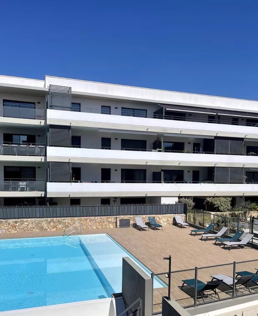Résidence moderne avec piscine partagée